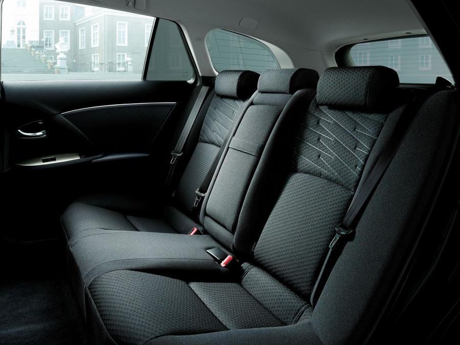  Toyota Avensis 2011 года  (JP) (фото 3 из 10)